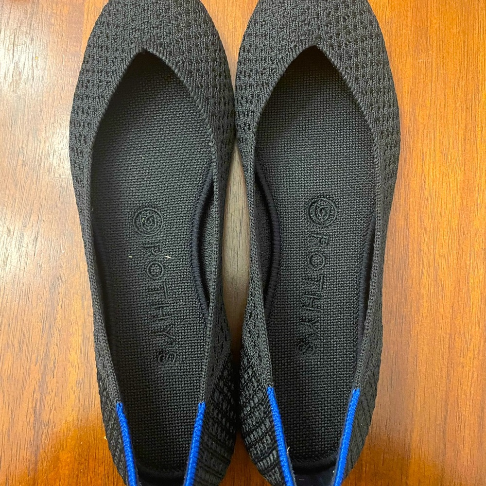 Rothy’s size 8 round flat in black honeycomb. Never worn!